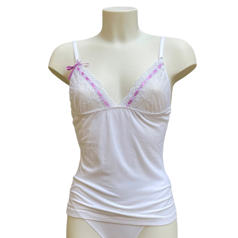 Weiße Camisole aus Model mit durchsichtiger Stickerei und lilafarbenen Satinbändern mit dekorativer Schleife von fishbelly Lingerie - handmade in Berlin