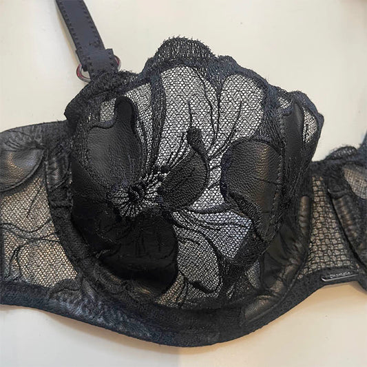 Schwarzer Balconette-BH mit Stickerei aus PU-Leder von Chantelle aus der Serie Fleurs - Detailansicht