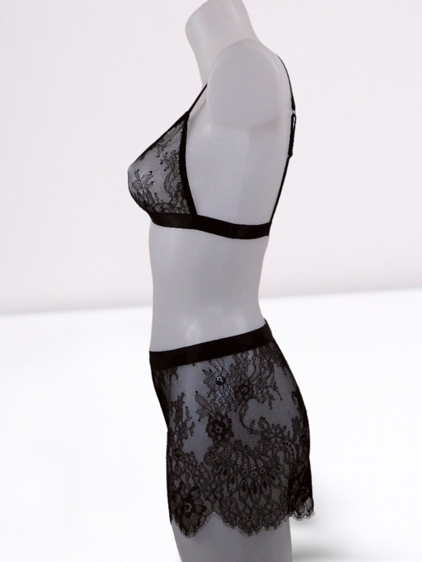 Durchsichtiger Bralette-BH aus schwarzer Spitze mit passendem French Knicker, seitliche Ansicht- fishbelly Lingerie handmade in Berlin