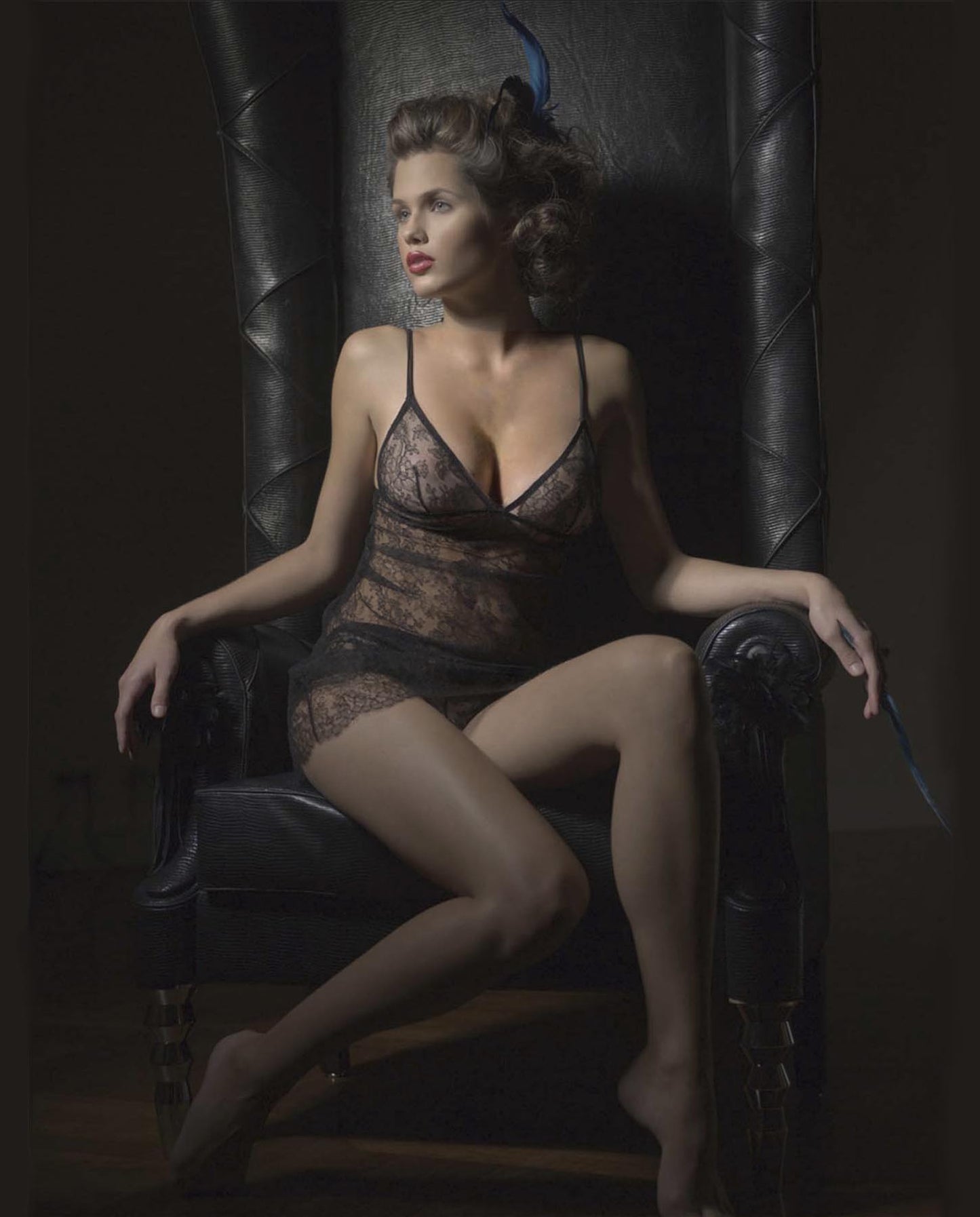Durchsichtiges Kleidchen im Slipdress-Stil aus hochwertiger schwarzer Chantilly Spitze (Leavers Lace) aus Frankreich mit feiner Spitzen-Bogenkante als Saumabschluss. fishbelly Lingerie handmade in Berlin