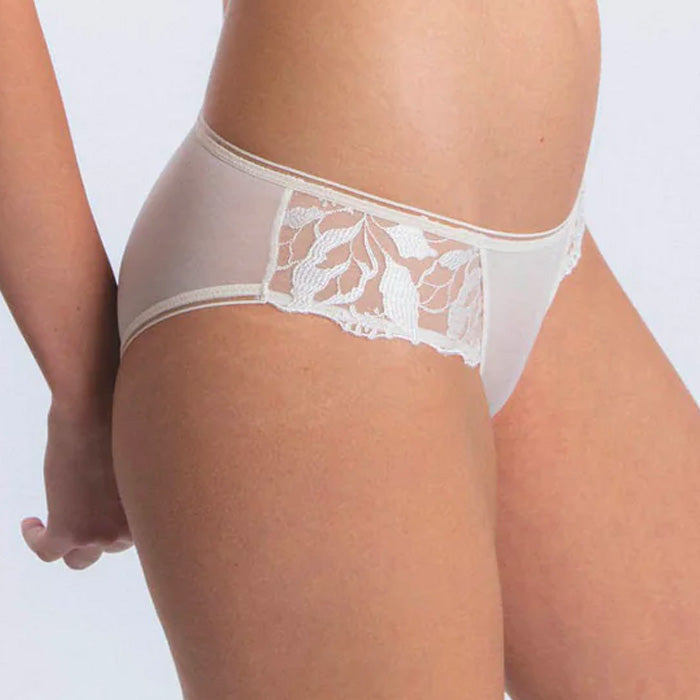 Dessous von Maison Lejaby aus der Serie SIN - Transparenter cremefarbener Slip mit hochwertigen Stickereieinsätzen - seitliche Ansicht