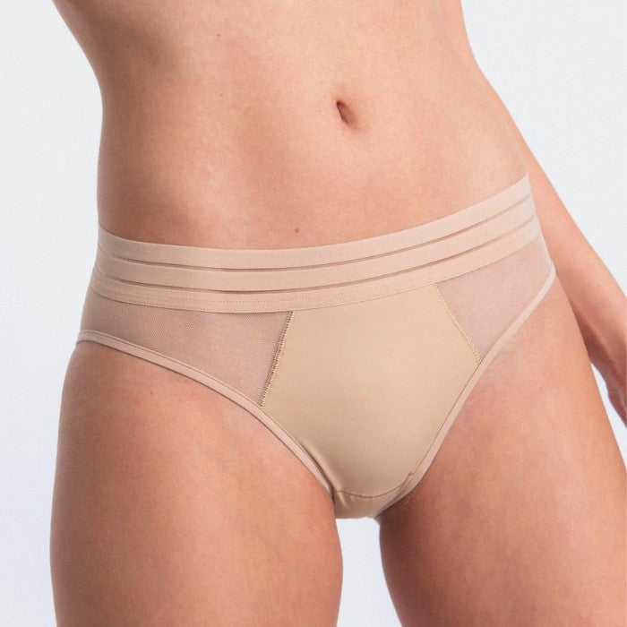 Beiger Slip mit transparenten Einsätzen von Maison Lejaby aus der Dessous-Serie "Nufit" - Vorderansicht