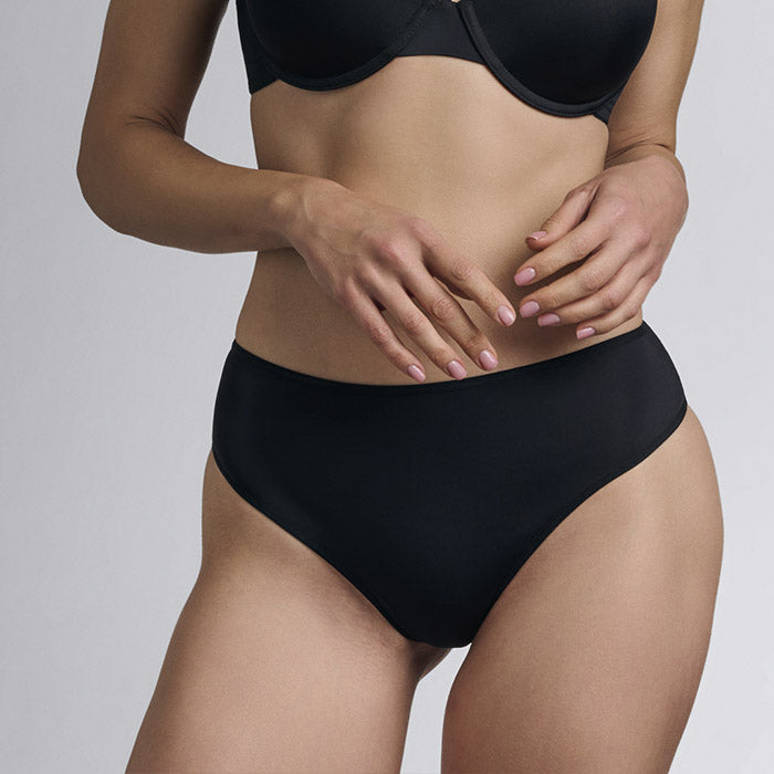 Schwarzer 7 cm breiter String aus der Lingerie-Serie Dame de Paris von Marlies Dekkers - Vorderansicht