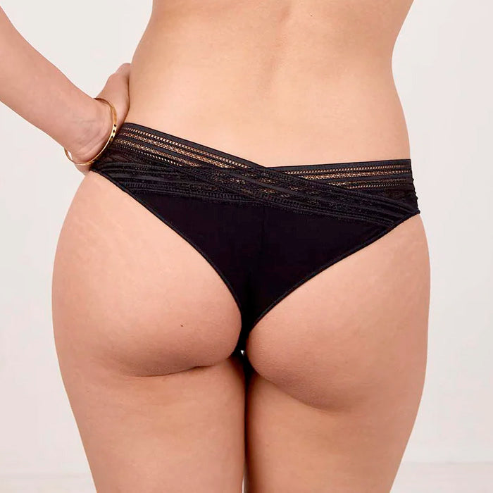 Schwarzer String aus elastischer Calais-Spitze mit floralem Muster und interessanter Verzierung aus elastischem Lochmusterband als Taillenabschluss von Maison Lejaby- hintere Ansicht