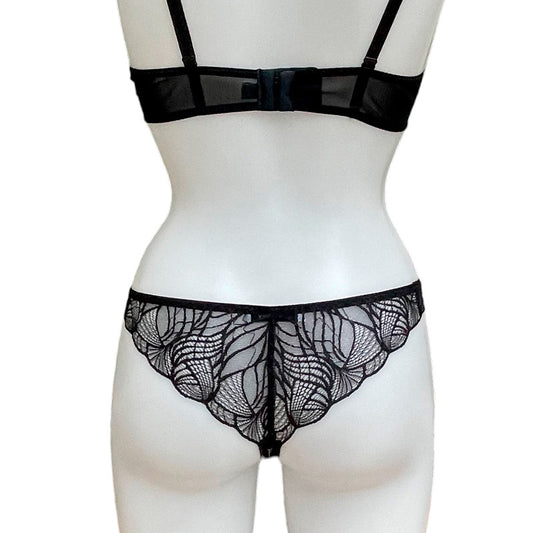 Schwarzer transparenter Brazilian String aus Netzmaterial und geometrischer Spitze von fishbelly Lingerie handmade in Berlin - Rückansicht
