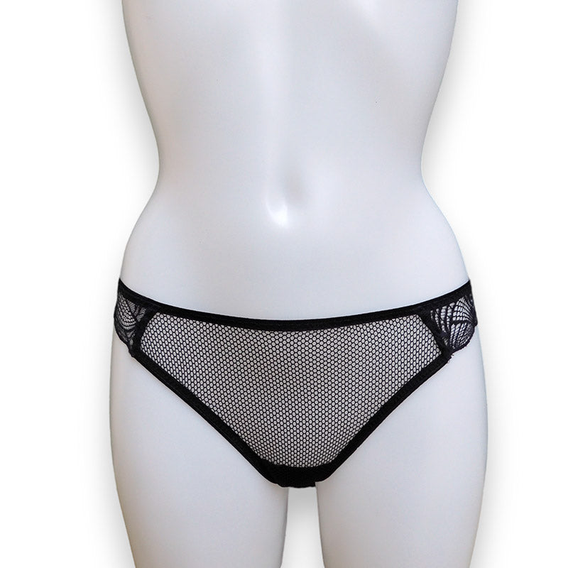 Schwarzer transparenter Brazilian String aus Netzmaterial und geometrischer Spitze von fishbelly Lingerie handmade in Berlin