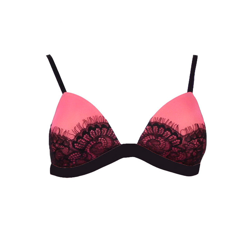 Leicht gepaddeter Triangel-BH ohne Bügel aus himbeerrotem Plissee. Die Cups sind kontrastreich mit schwarzer Spitze mit schönem Eyelash-Abschluß dekoriert. fishbelly Lingerie handmade in Berlin