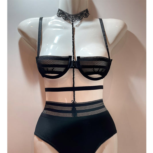 Schwarzer Balconette-BH mit Kontrasten aus blickdichtem und transparentem Material sowie Underboob Detail mit passendem Slip und Choker-Kette von fishbelly Lingerie handmade in Berlin