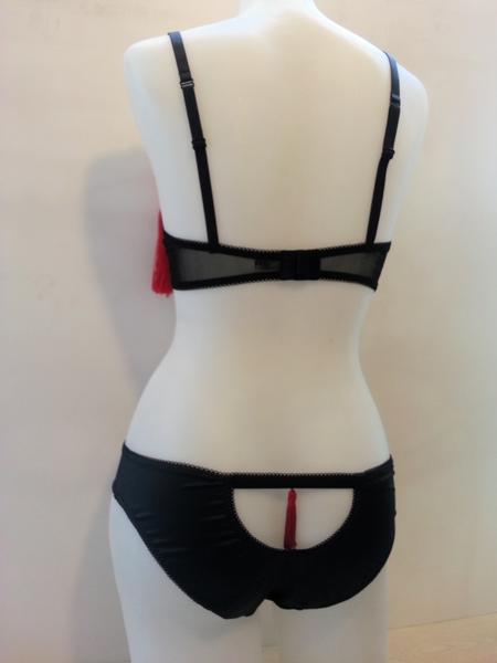 Schwarzer Open Cup Bügel Burlesque BH mit roten chinesischen Quasten und schwarzem Satin Slip mit Cut Out Rückansicht| fishbelly handmade Lingerie
