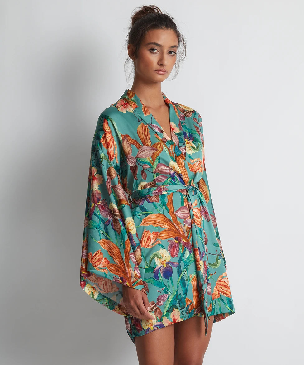 Aubade Kimono mit tropischem Print aus glänzendem Satin mit klassisschen Kimono-Ärmeln in jadegrün