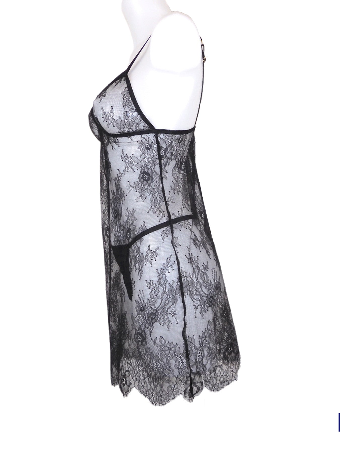Durchsichtiges Kleidchen in A-Form im Slipdress-Stil aus schwarzer Spitze mit feiner Spitzen-Bogenkante als Saumabschluss seitliche Ansicht - fishbelly Lingerie handmade in Berlin