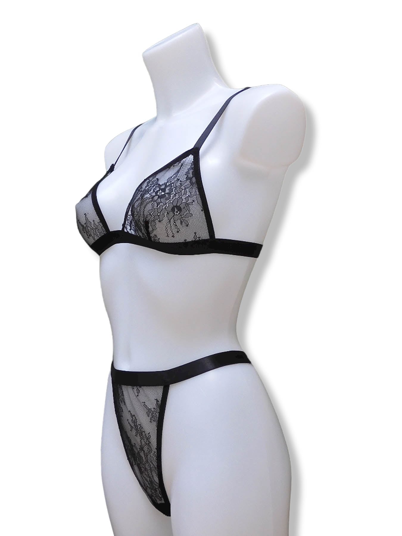 High Waist Taillen-String aus schwarzer Spitze mit passendem Triangel-BH/Bralette ohne Bügel - fishbelly Lingerie handmade in Berlin - Seitenansicht