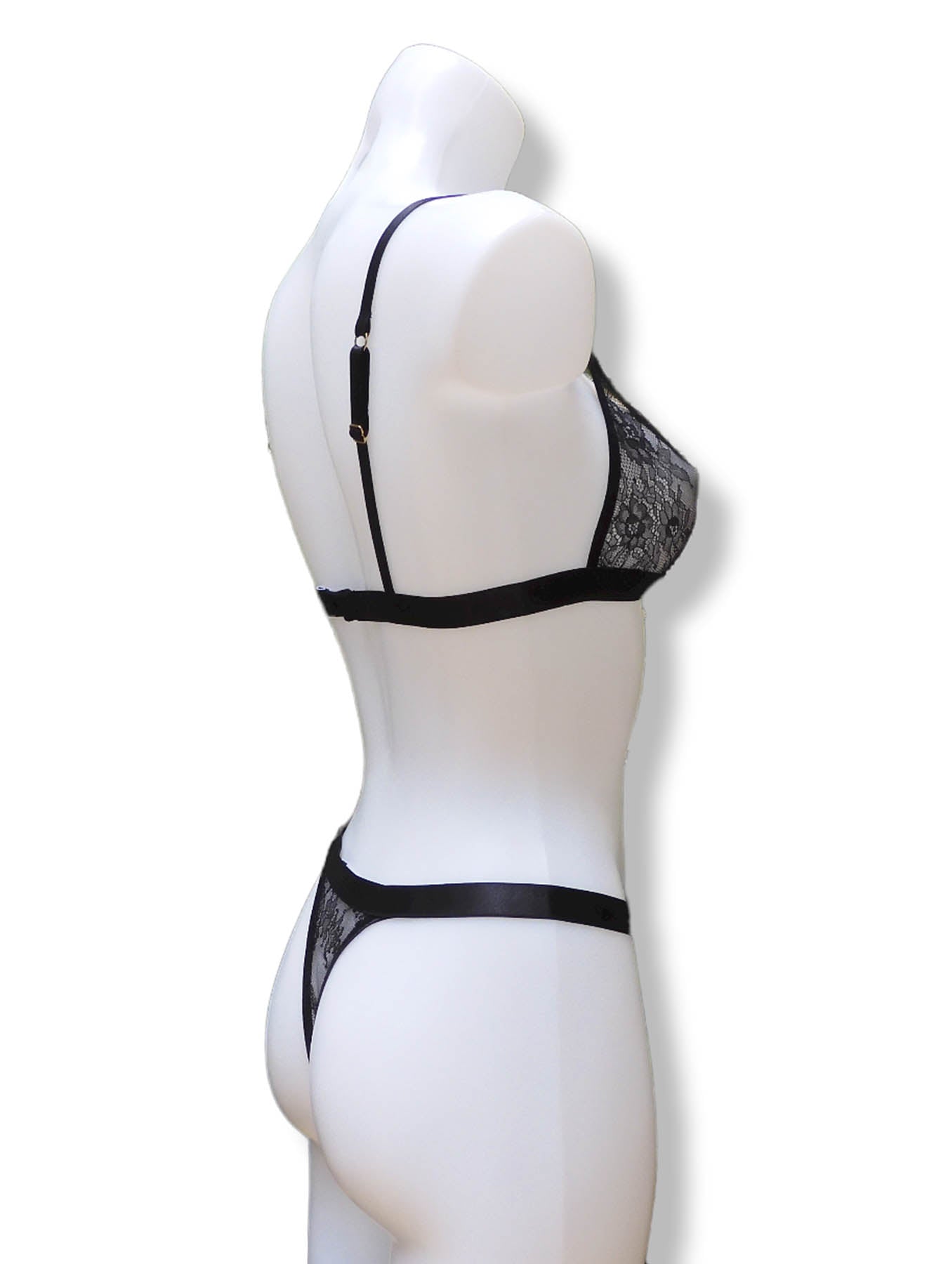 High Waist Taillen-String aus schwarzer Spitze mit passendem Triangel-BH/Bralette ohne Bügel - fishbelly Lingerie handmade in Berlin - Seitenansicht
