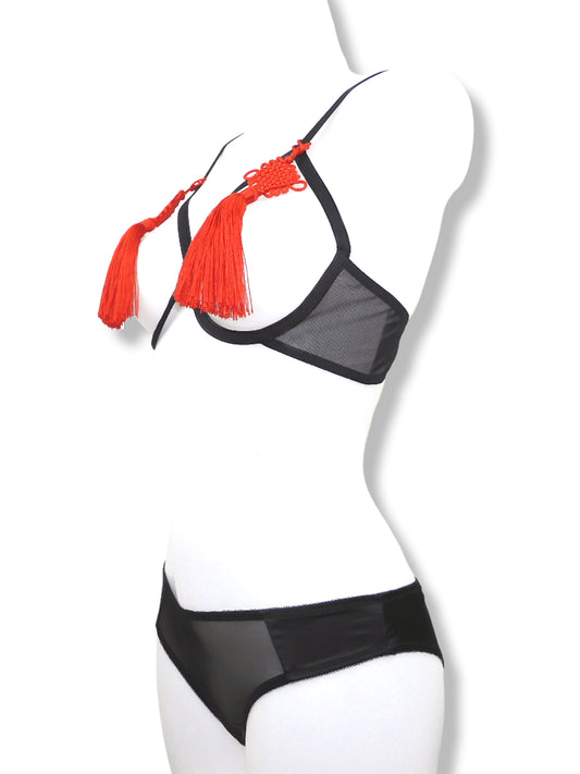 Schwarzer Open Cup Bügel Burlesque BH mit roten chinesischen Quasten und schwarzem Satin Slip seitlich| fishbelly handmade Lingerie