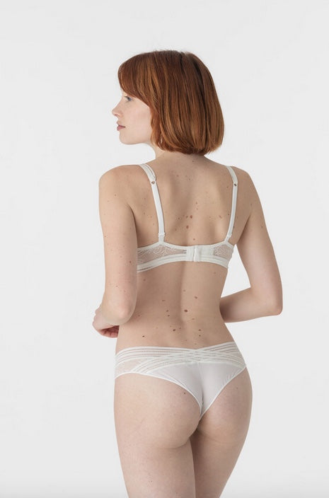 Bralette aus Spitze ohne Bügel im Triangel-BH-Stil mit passendem String in cremeweiß von Maison Lejaby Rückansicht