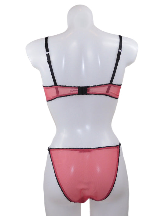 Offener Bügel-BH ouvert in rot mit schwarzen Konstrasten und schwarzen Satinschleifchen und passendem offenen Slip ouvert Rückansicht- fishbelly Lingerie handmade in Berlin