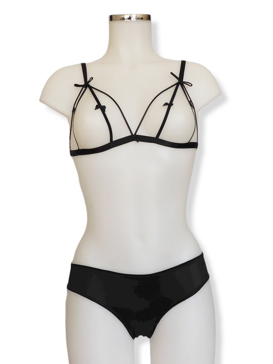 Offener Triangle Open Cup Frame BH mit schwarzem Slip aus Satin | fishbelly Handmade Lingerie