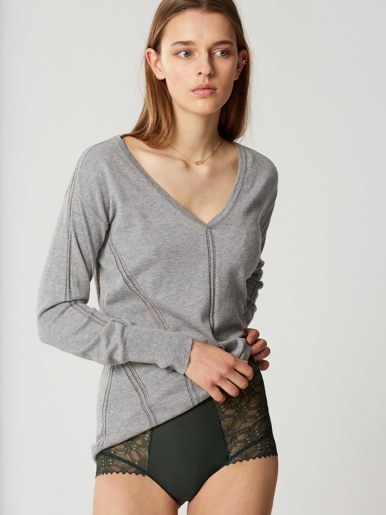 Modell trägt Softwear Pullover by Maison Lejaby