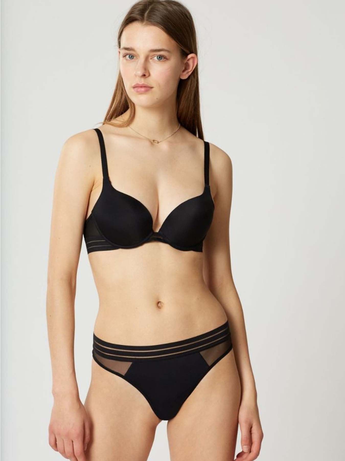 Modell trägt Nufit Push UP BH Set by Maison Lejaby