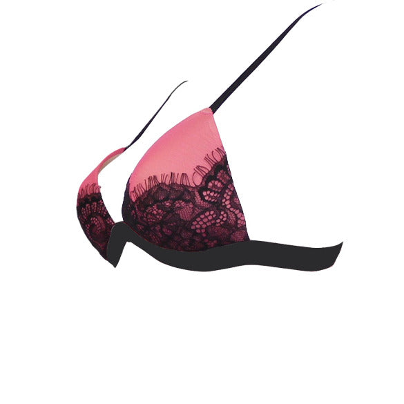 Leicht gepaddeter Triangel-BH ohne Bügel aus himbeerrotem Plissee. Die Cups sind kontrastreich mit schwarzer Spitze mit schönem Eyelash-Abschluß dekoriert. Seitliche Ansicht. fishbelly Lingerie handmade in Berlin