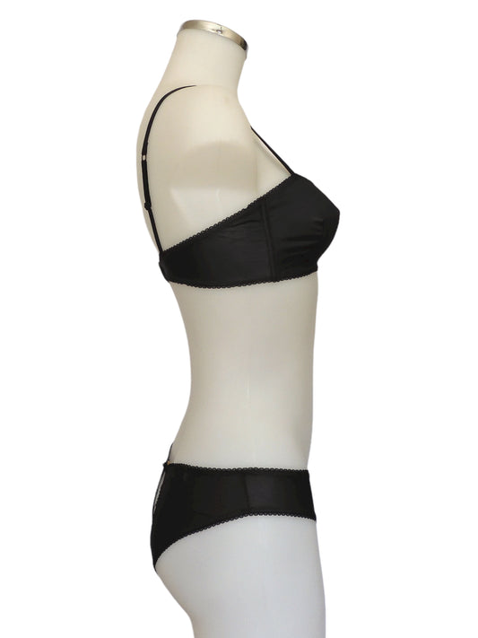 Schwarzer Bandeau-BH mit Cut-Out-Detail mit passendem Slip in Faux Leather Optik seitliche Ansicht | fishbelly handmade Lingerie