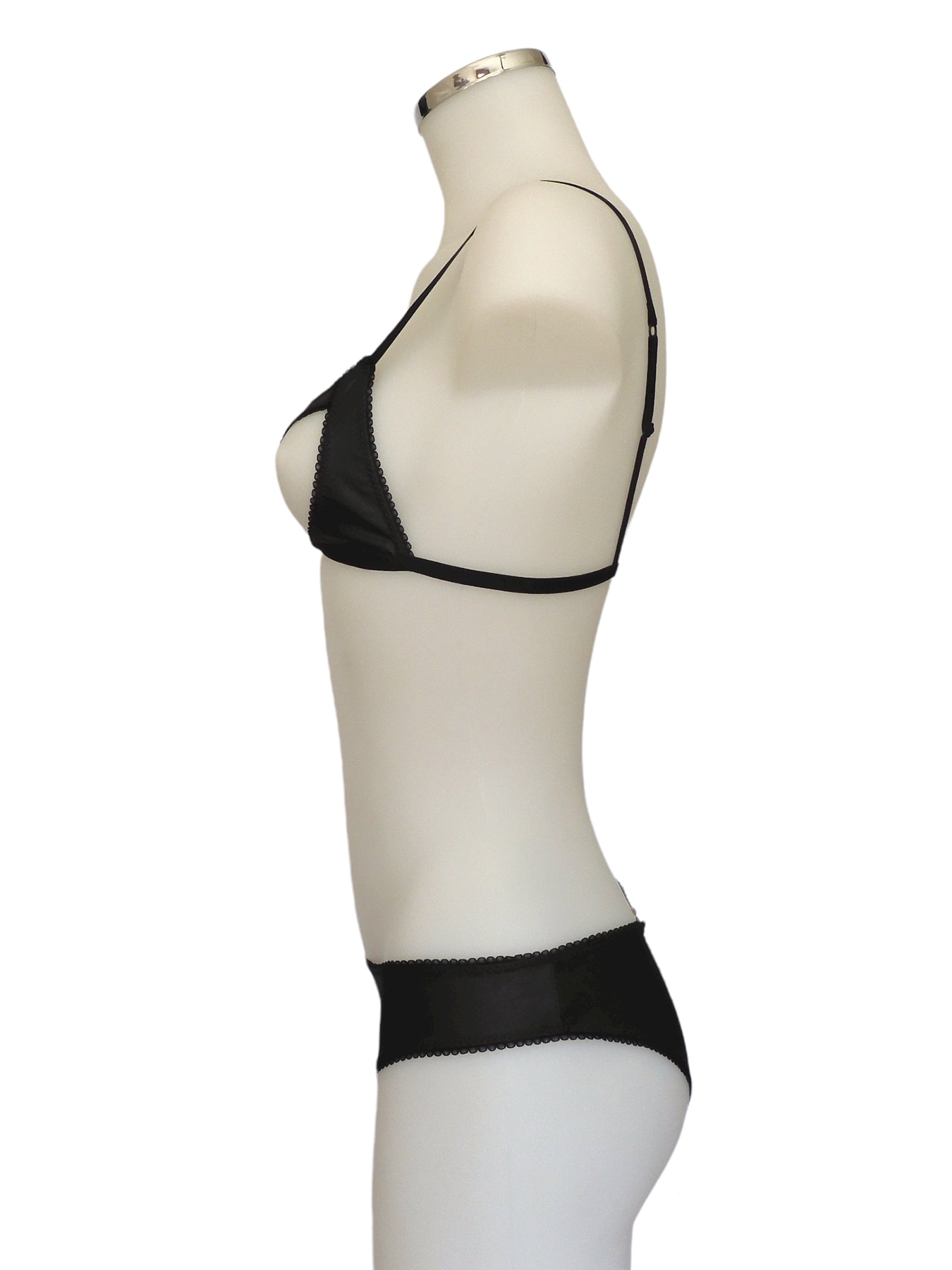 Schwarzer Triangel-BH mit Cut-Out-Detail mit passendem Slip in Faux Leather Optik seitliche Ansicht | fishbelly handmade Lingerie