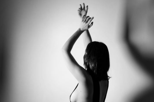 Urbane Lingerie-Ästhetik Berlin: Frau in eleganter Tanzpose für den Blogpost ‚It’s Showtime, sexy Ladies!‘ – Eine Anleitung zu Sinnlichkeit und Selbstbewusstsein.