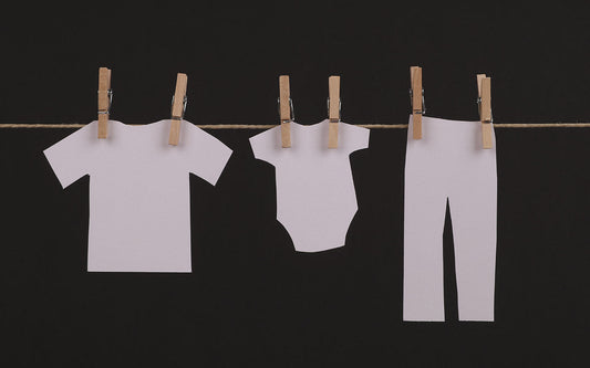 Weiße Wäsche auf der Leine: Pflege-Tipps für deine Lieblingsdessous. Expertenrat vom fishbelly Lingerie Atelier Berlin.