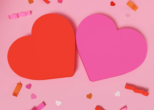  Romantik pur zum Valentinstag: Zwei aneinandergekuschelte Herzen als Symbol für Zweisamkeit und sinnliche Erlebnisse mit fishbelly Lingerie Berlin.