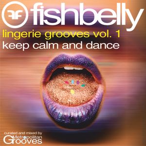 Urbane Lingerie-Ästhetik Berlin: Nahaufnahme von Lippen mit Glitter-Make-up und dem Schriftzug ‚Lingerie Grooves Vol 1 – Keep calm and dance‘ – Das Cover der exklusiven fishbelly Music-Compilation.