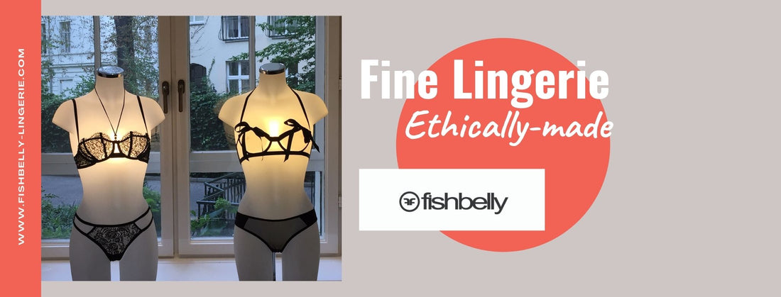 Urbane Lingerie-Ästhetik Berlin: fishbelly Schaufenster mit zwei handgefertigten Modellen und der Überschrift ‚fine Lingerie – Ethical made‘ – Dein Einblick in einzigartige, fair produzierte Dessous.
