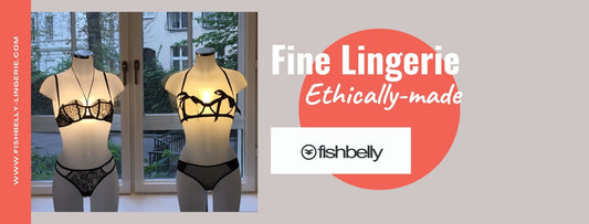 Urbane Lingerie-Ästhetik Berlin: fishbelly Schaufenster mit zwei handgefertigten Modellen und der Überschrift ‚fine Lingerie – Ethical made‘ – Dein Einblick in einzigartige, fair produzierte Dessous.