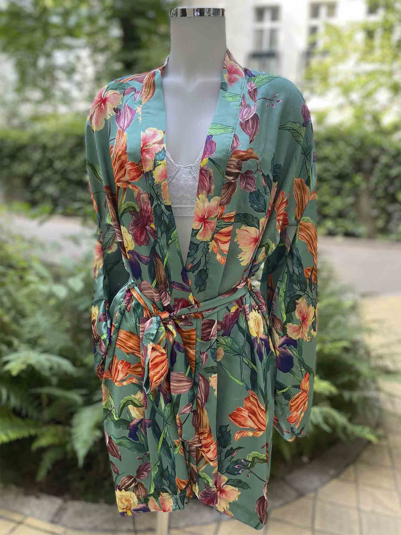 Aubade Kimono mit tropischem Print aus glänzendem Satin mit klassisschen Kimono-Ärmeln in Jadegrün