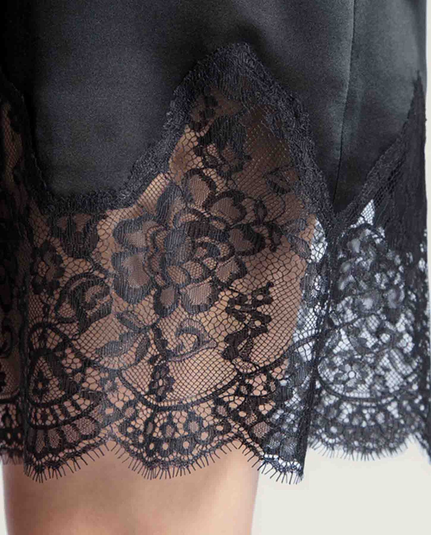 Schwarzer Seiden Kimono mit Spitze von Aubade Paris aus der Serie Toi Mon Amour - Detailansicht Spitze