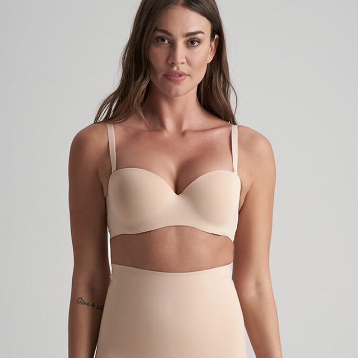 Bye Bra trägerloser BH hier mit Trägern am Modell von vorne, kombiniert mit passendem Slip