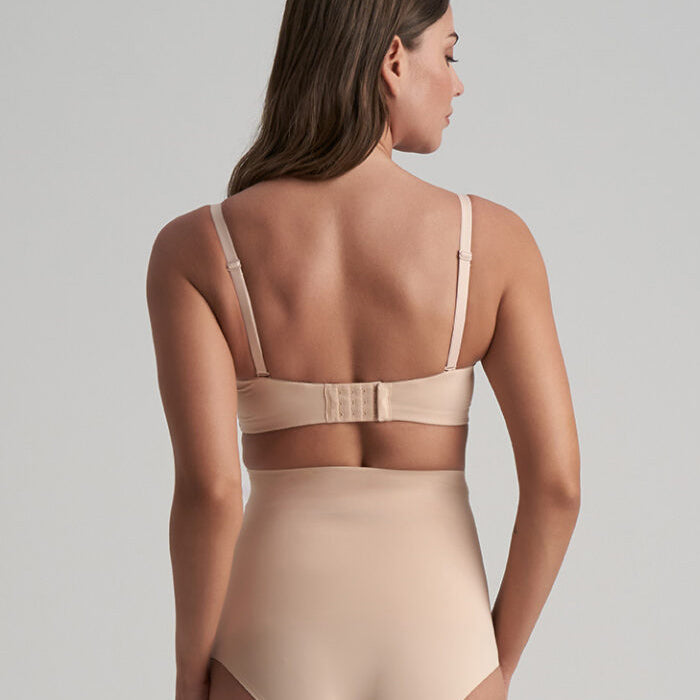 Bye Bra trägerloser BH hier mit Trägern am Modell von hinten, kombiniert mit passendem Slip