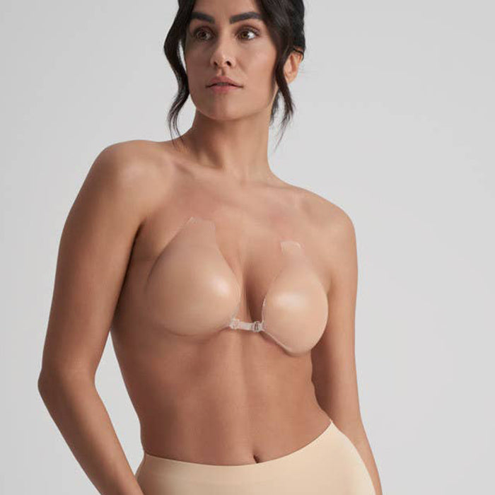 Bye Bra Silikon Cups am Modell mit geschlossenem Steg für Push-up-Effekt
