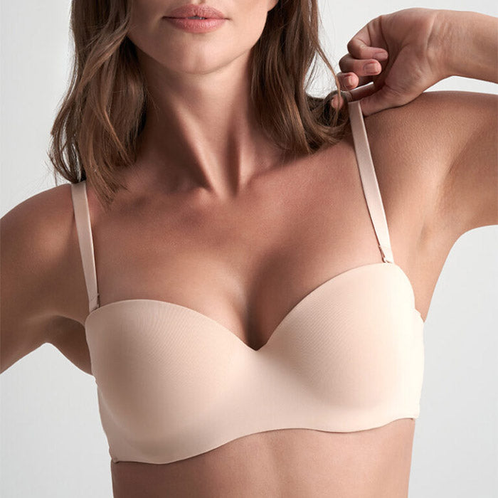 Bye Bra trägerloser BH in Beige mit Trägern, getragen am Modell von vorne