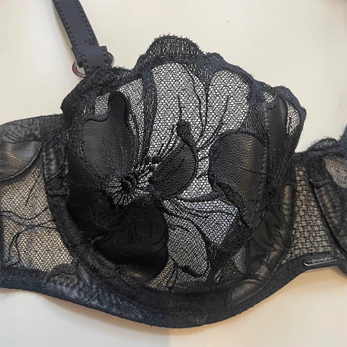 Schwarzer Balconette-BH mit Stickerei aus PU-Leder von Chantelle aus der Serie Fleurs - Detailansicht