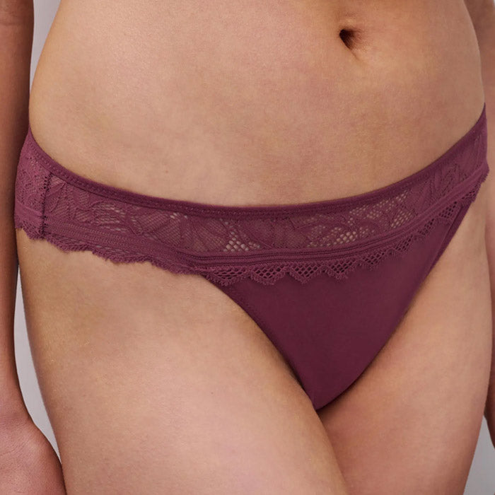 Rotbrauner String aus Spitze und blickdichtem Mesh aus der Serie Floral Touch von Chantelle- seitliche Ansicht