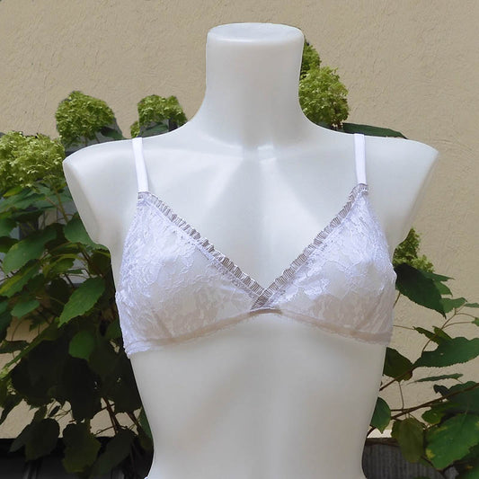 Weißes Bralette ohne Bügel aus durchsichtiger Spitze und mit braun-weißer Rüschenbortre verzierte Cups von fishbelly Lingerie handmade in Berlin