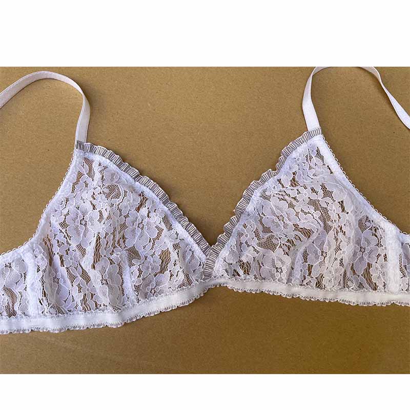 Weißes Bralette ohne Bügel aus durchsichtiger Spitze und mit braun-weißer Rüschenbortre verzierte Cups von fishbelly Lingerie handmade in Berlin
