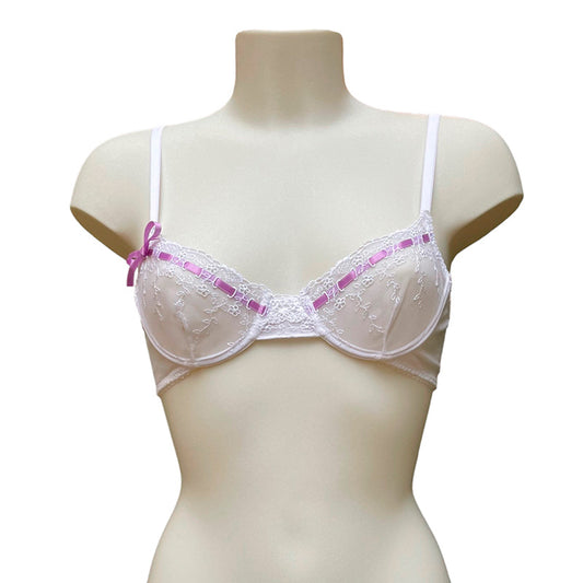 Weißer Bügel-BH aus transparenter Stickerei in weiß und lilafarbenen Satinbändern mit dekorativer Schleife von fishbelly Lingerie - handmade in Berlin