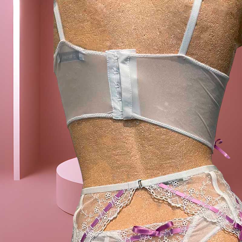 Bustier aus weißer durchsichtiger Stickerei und lilafarbenen Satinbändern mit dekorativer Schleife von fishbelly Lingerie - handmade in Berlin - Rückansicht
