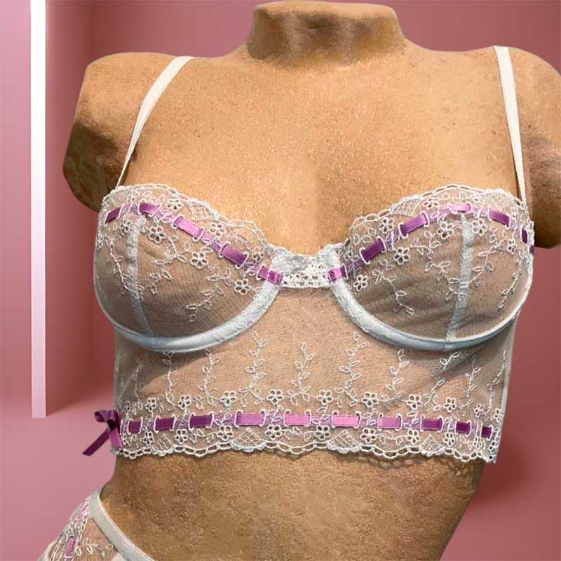 Bustier aus weißer durchsichtiger Stickerei und lilafarbenen Satinbändern mit dekorativer Schleife von fishbelly Lingerie - handmade in Berlin