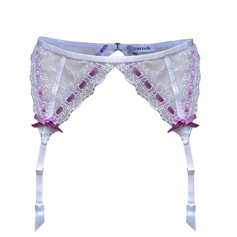 Strumpfhalter aus weißer durchsichtiger Stickerei und lilafarbenen Satinbändern mit dekorativer Schleife von fishbelly Lingerie - handmade in Berlin