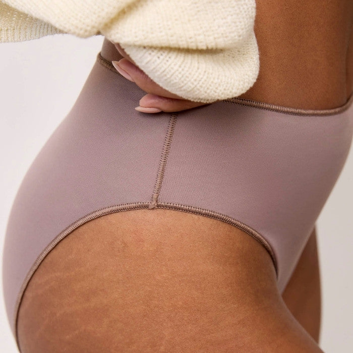 Hüftslip aus der Serie Les Invisibles von Maison Lejaby in Farbe Fawn, seitliche Ansicht