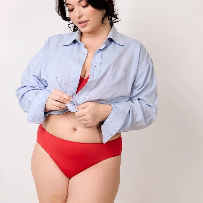 Roter Hüftslip aus der Serie Les Invisibles von Maison Lejaby, Vorderansicht