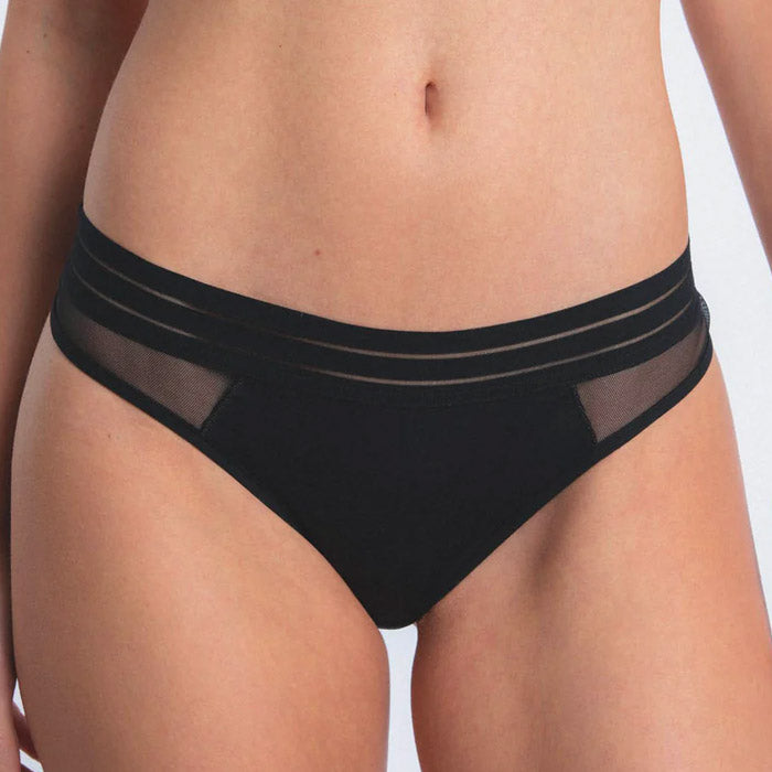 Schwarzer String mit transparenten Einsätzen von Maison Lejaby aus der Dessous-Serie "Nufit" - Vorderansicht