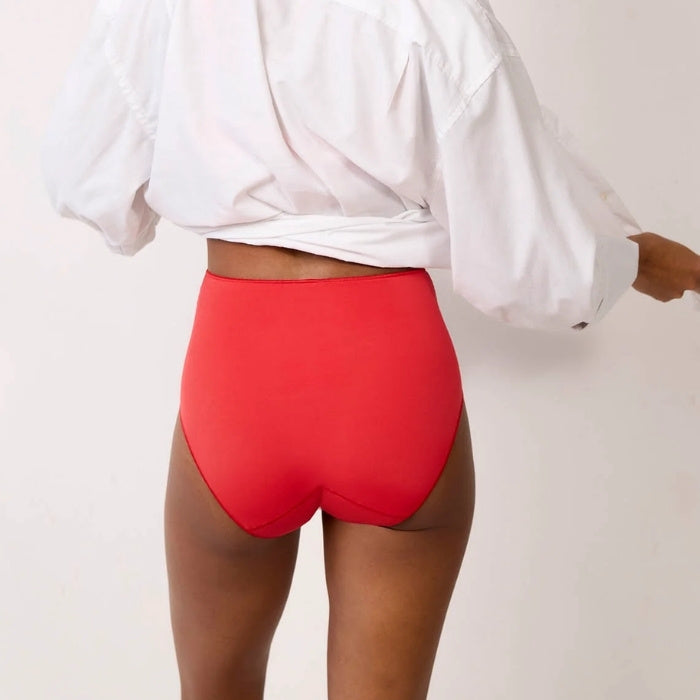 Roter Taillenslip aus der Serie Les Invisibles von Maison Lejaby, Rückansicht